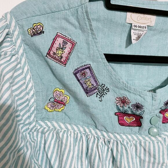 Vintage Housecoat Large Blue Stripe Embroidered Flower Cottage Snap Pockets - Picture 2 of 4